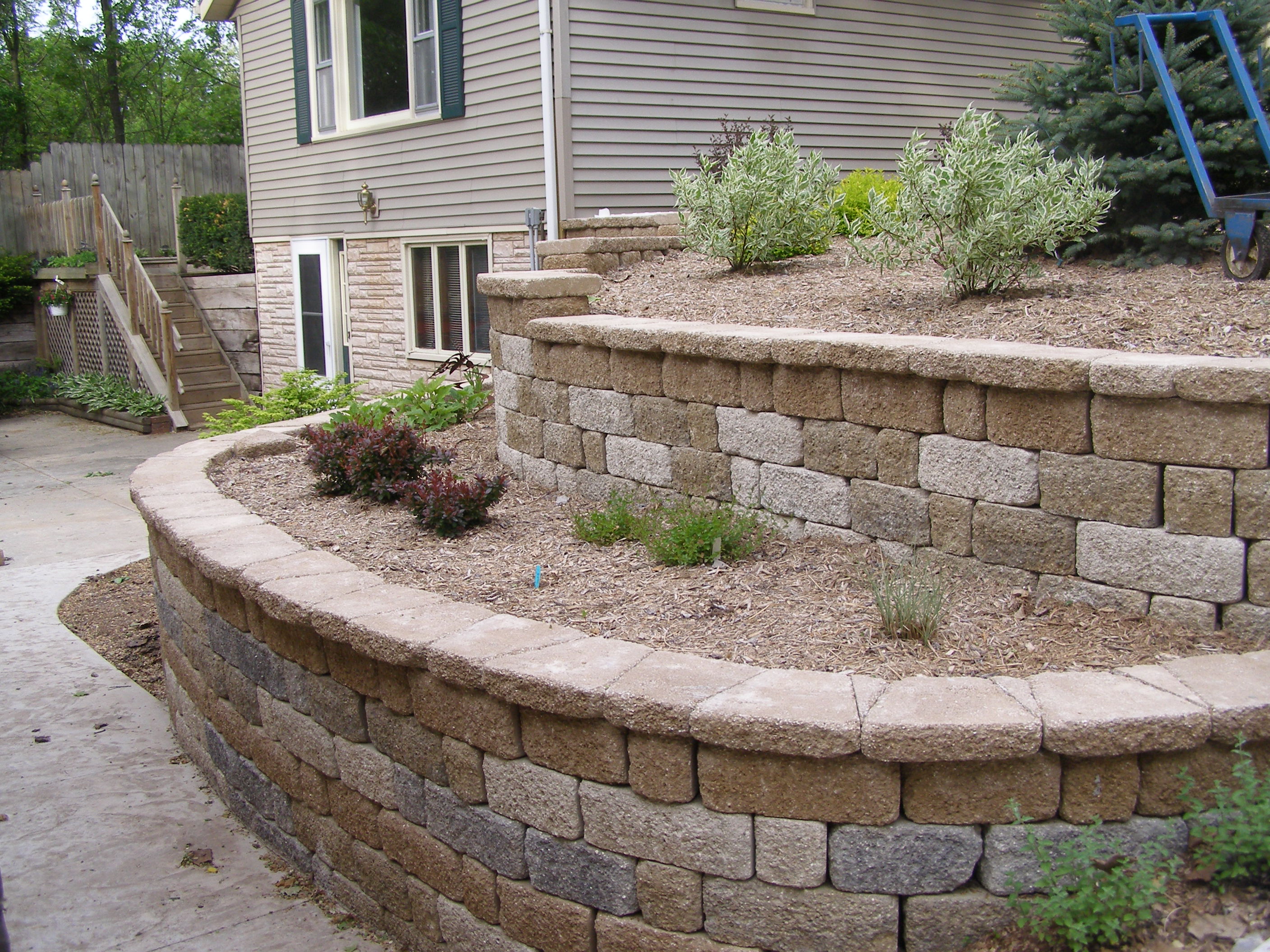 Rockford Retaining Wall - Creative Concrete and Landscaping